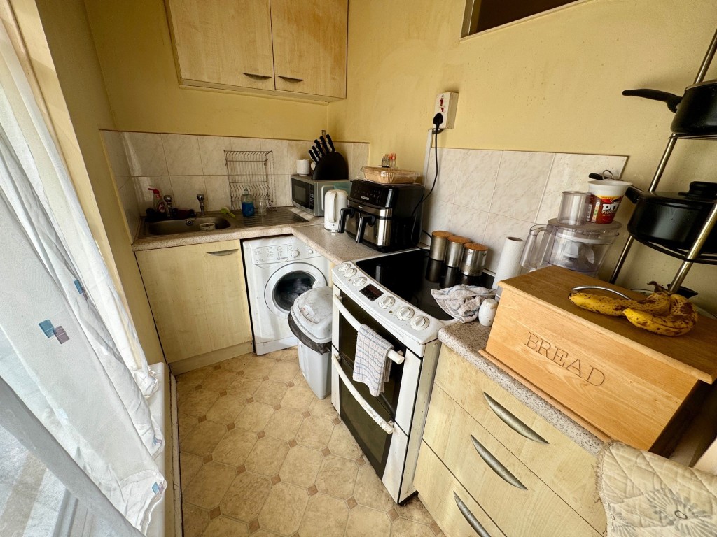 Lot: 131 - FREEHOLD INVESTMENT OF TWO FLATS - First floor flat - kitchen
